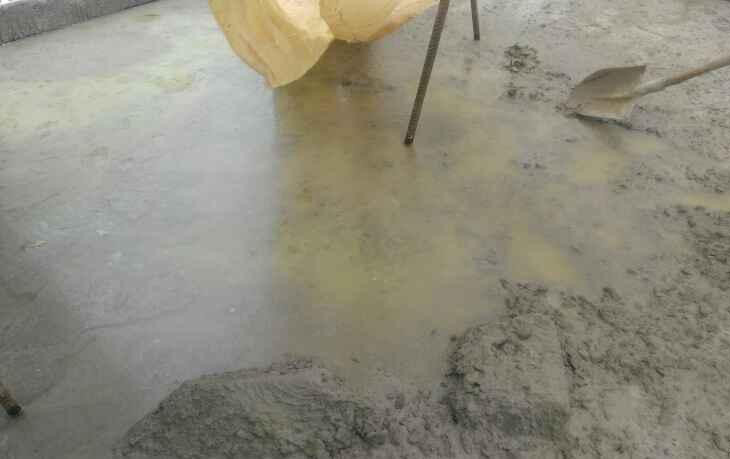 混泥土保水性不足導致沁水嚴重現象 混泥土保水性不足導致沁水嚴重現象